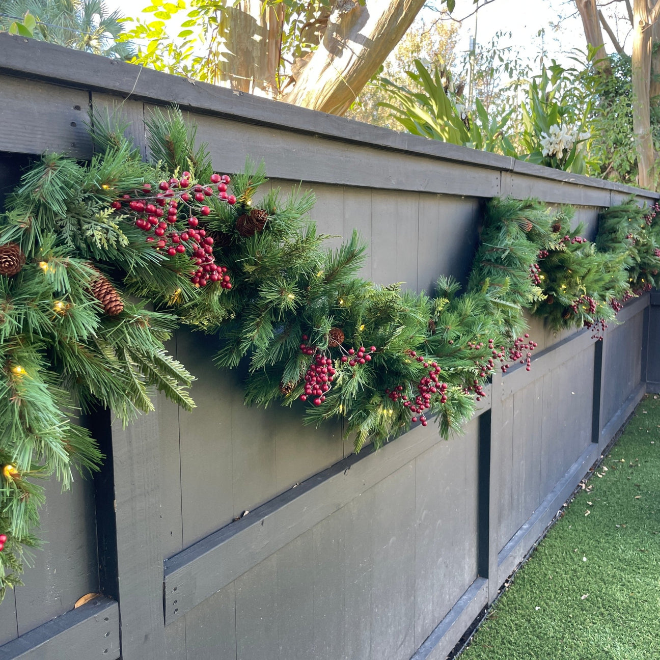 Battery operated Christmas garland with warm white or multicolor LEDs